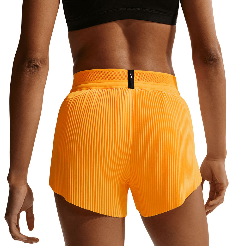 Nike AeroSwift Mid-Rise 3in shorts i orange med plisseringer