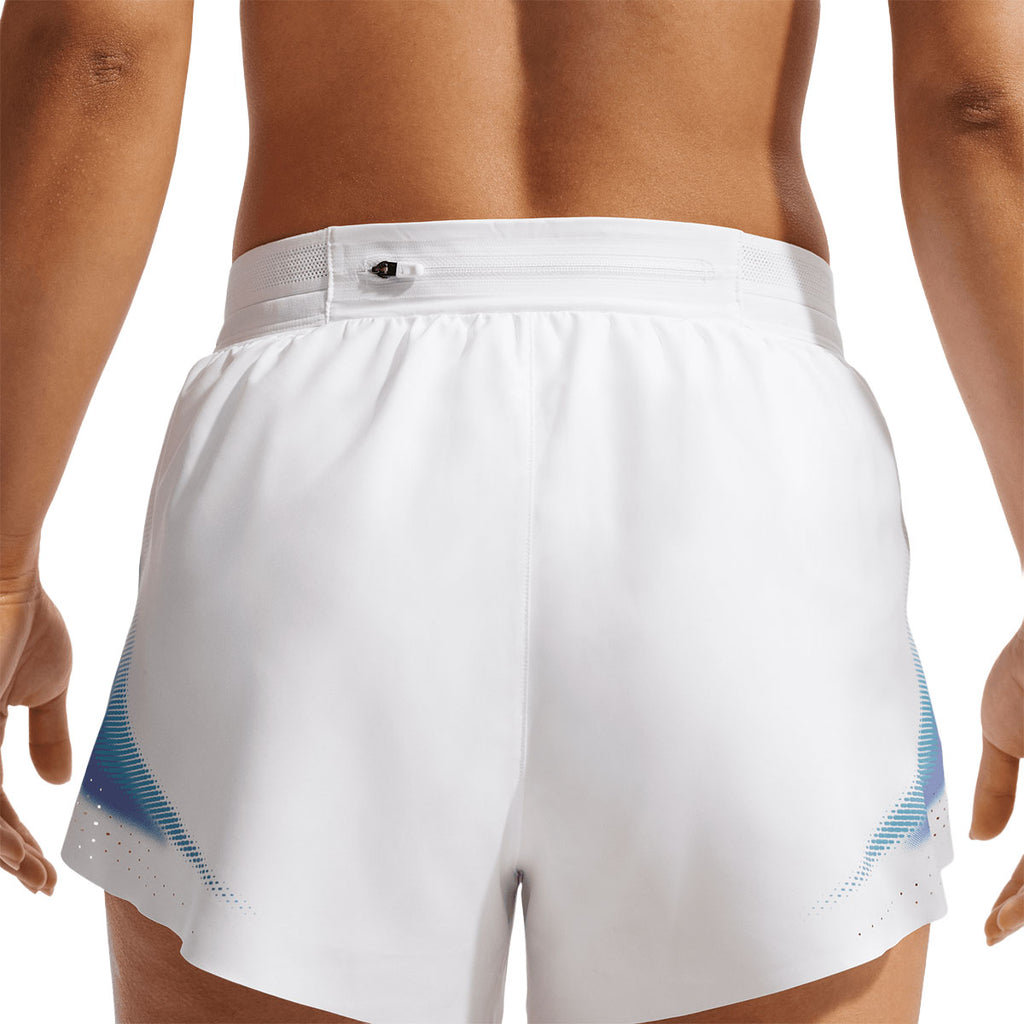 Hvide Nike Dri-FIT ADV Aeroswift 3in shorts til damer, set bagfra