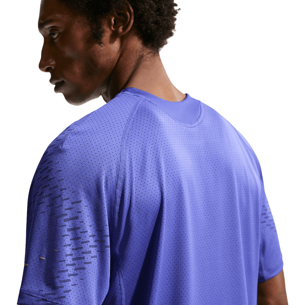 Herre T-shirt i blå med Dri-Fit teknologi og perforeret design
