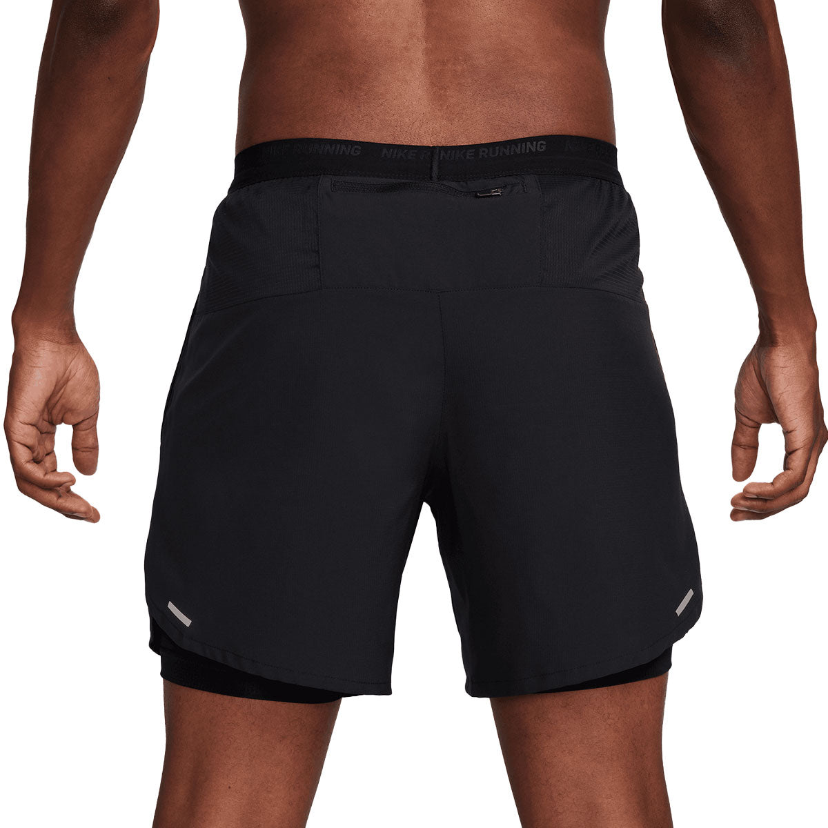 Sort Nike Stride 2i1 7" shorts til herrer set bagfra