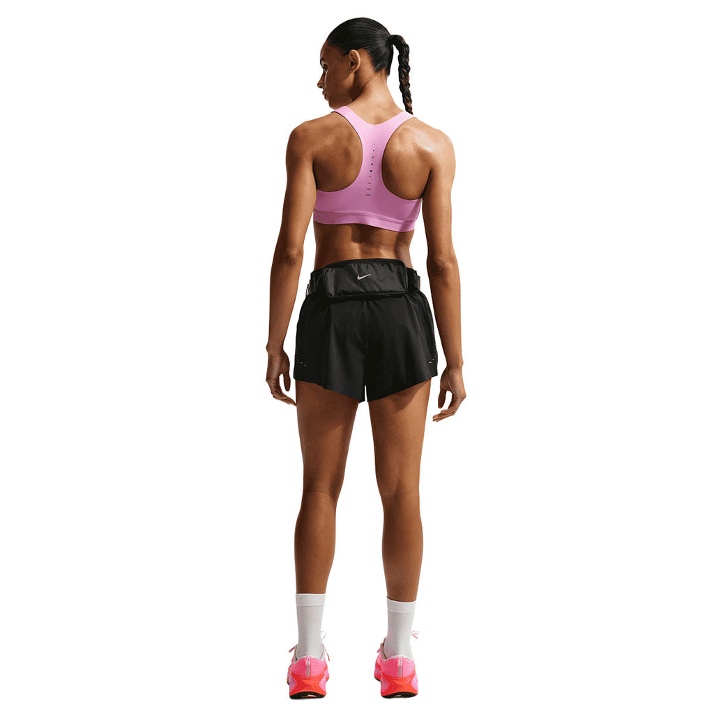 Nike Swift Breathe Mid-Rise 2.5" shorts til damer, sort med elastisk talje