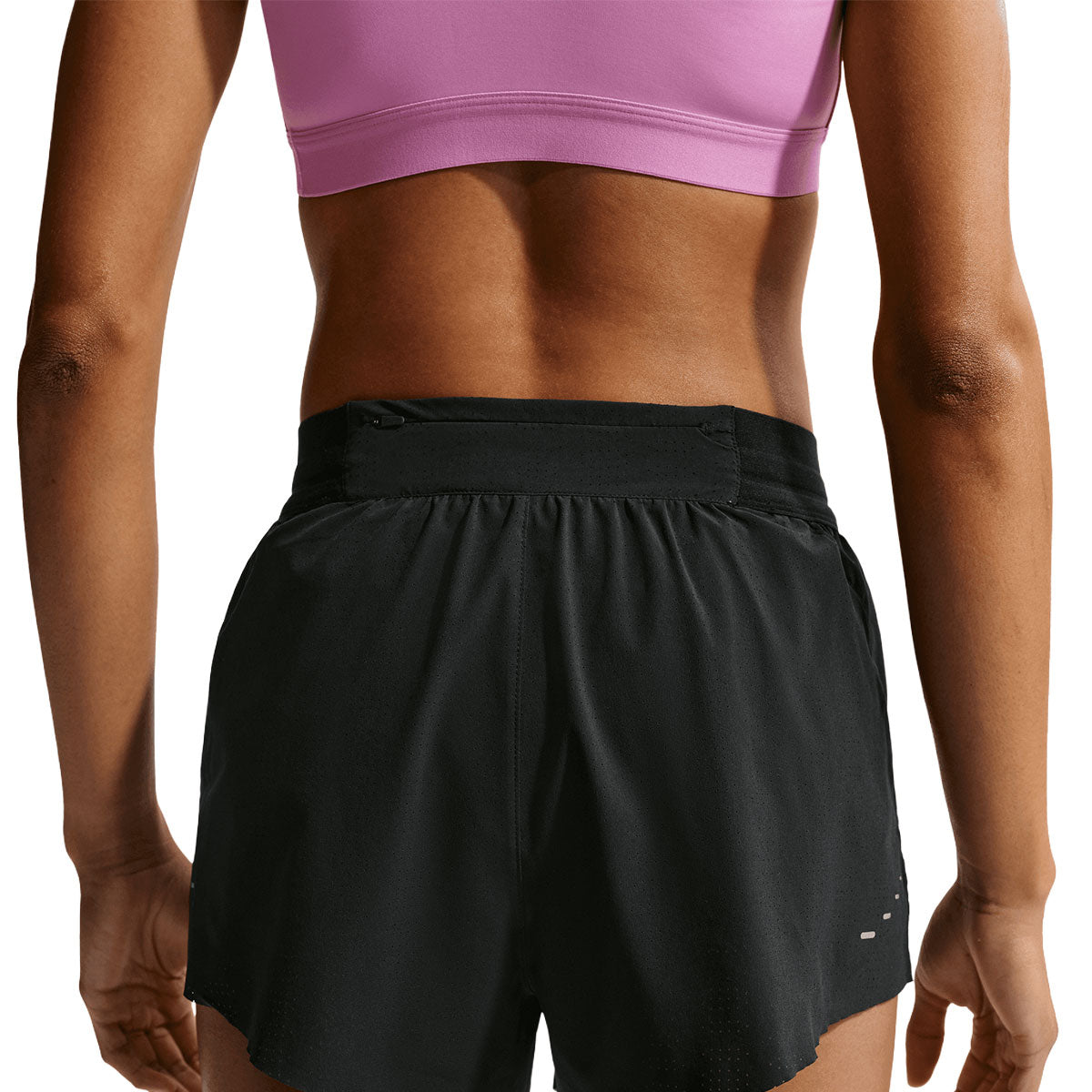 Nike Swift Breathe mid-rise shorts til damer, sort bagfra