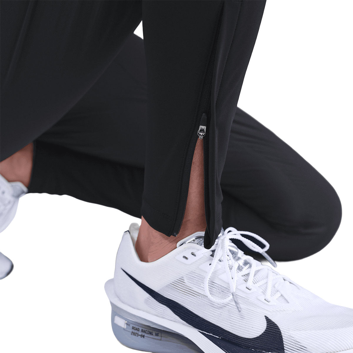 Nike Swift Dri-Fit mid-rise bukser til damer med lynlåsdetalje