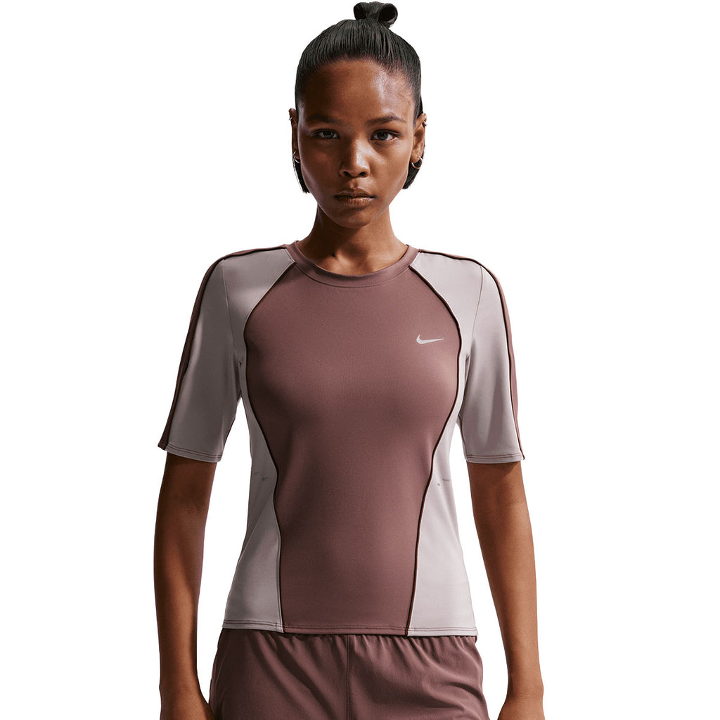 Nike Swift Dri-Fit T-shirt til damer i brun og grå