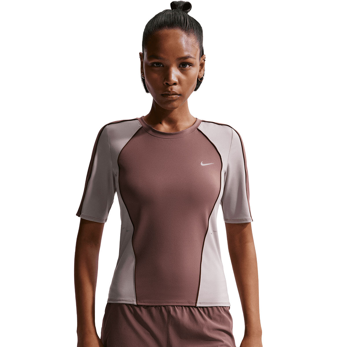 Nike Swift Dri-Fit T-shirt til damer i brun og grå