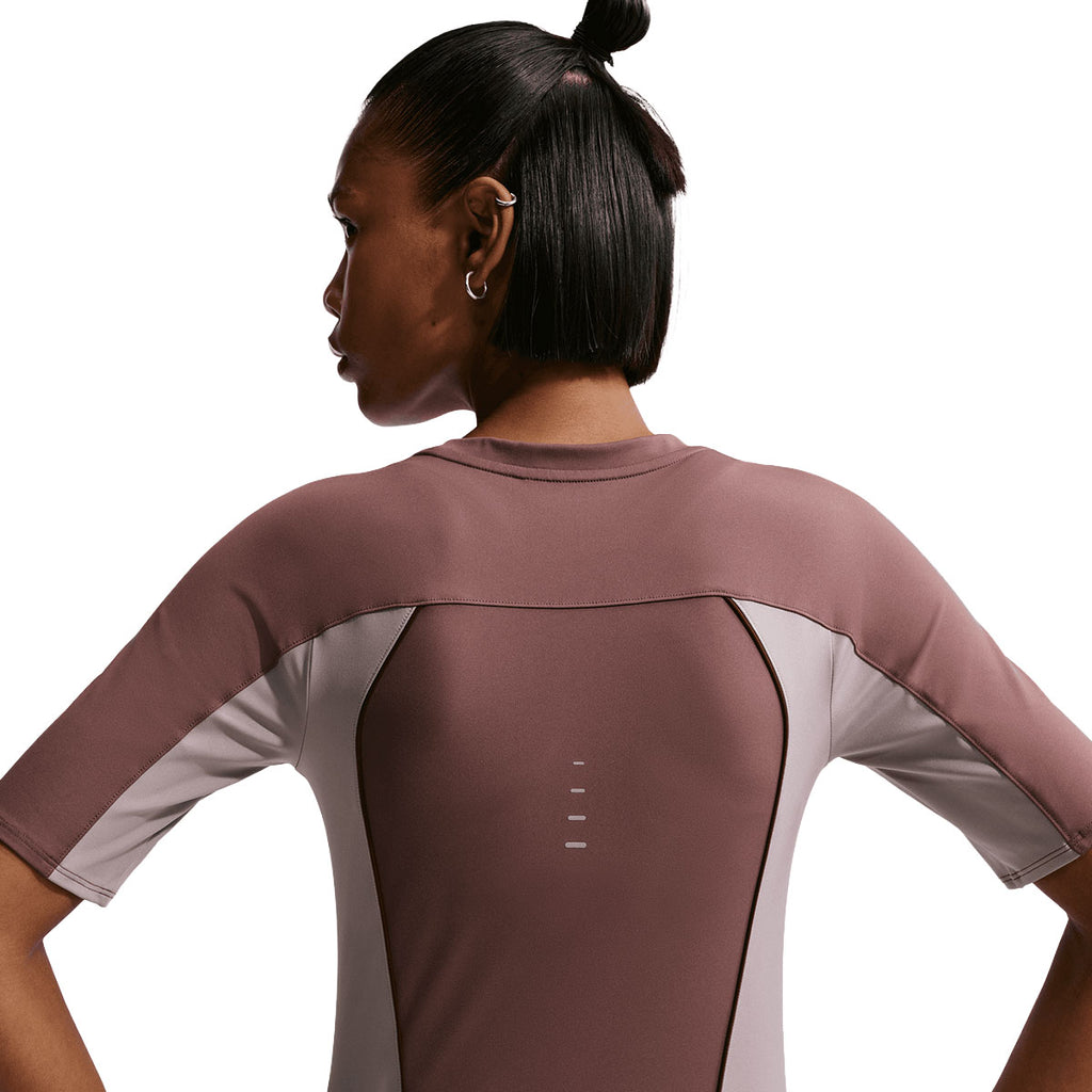 Nike Swift Dri-Fit T-shirt til damer i brun og hvid