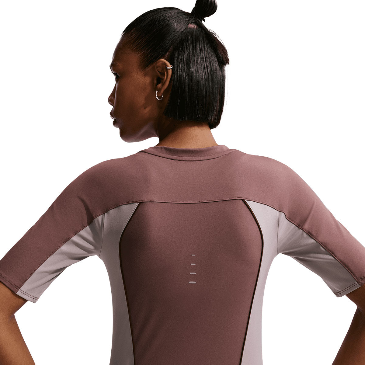 Nike Swift Dri-Fit T-shirt til damer i brun og hvid