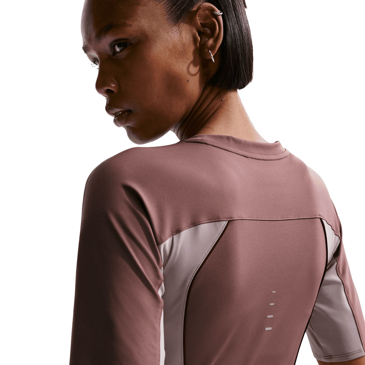 Nike Swift Dri-Fit T-shirt til damer i brun og hvid