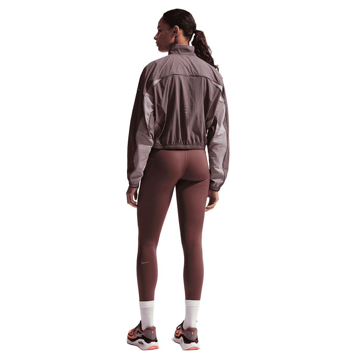 Nike Swift UV Repel Jakke Dame i grå farve, set bagfra