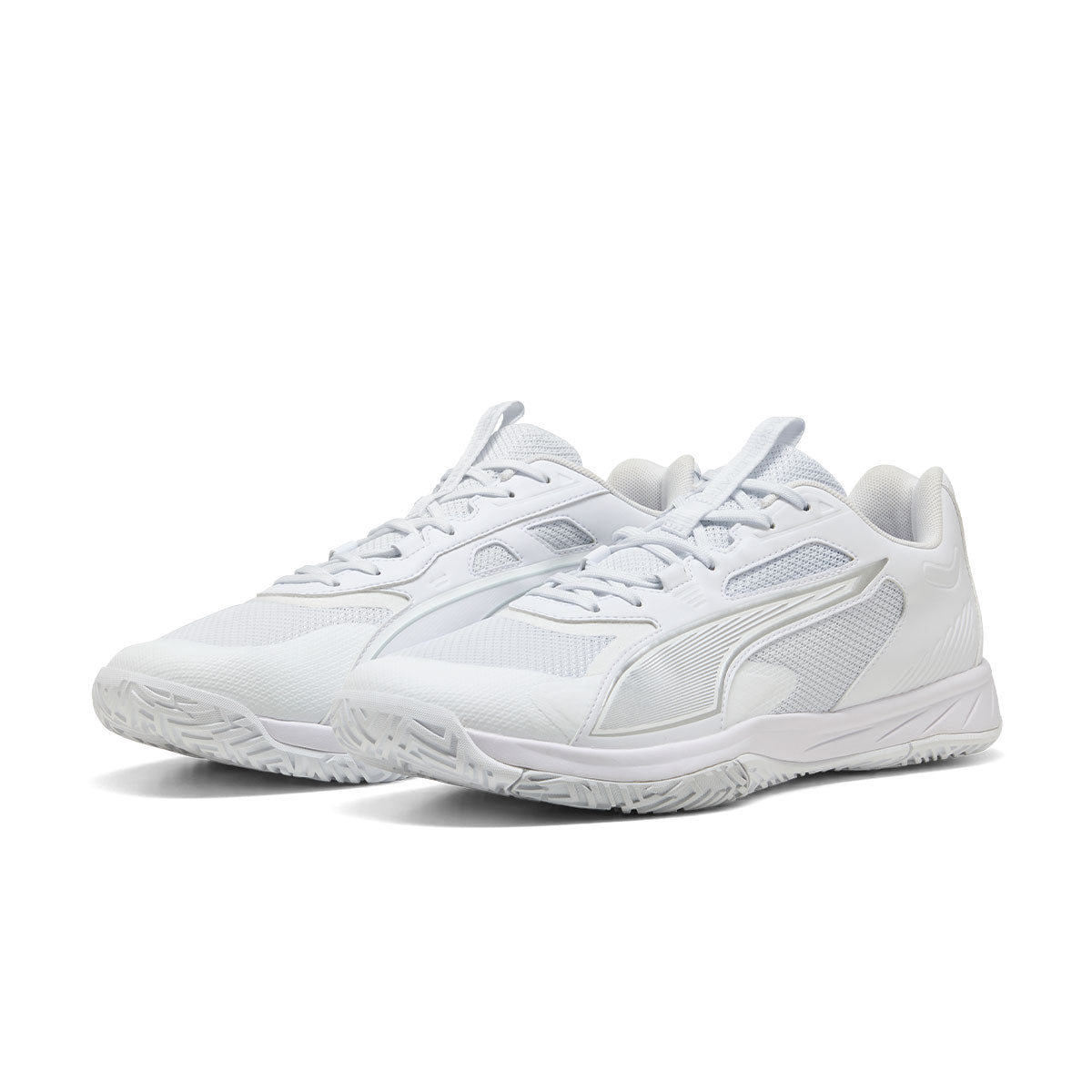 Hvide Puma Accelerate Pro 4 indendørssko med mesh-detaljer