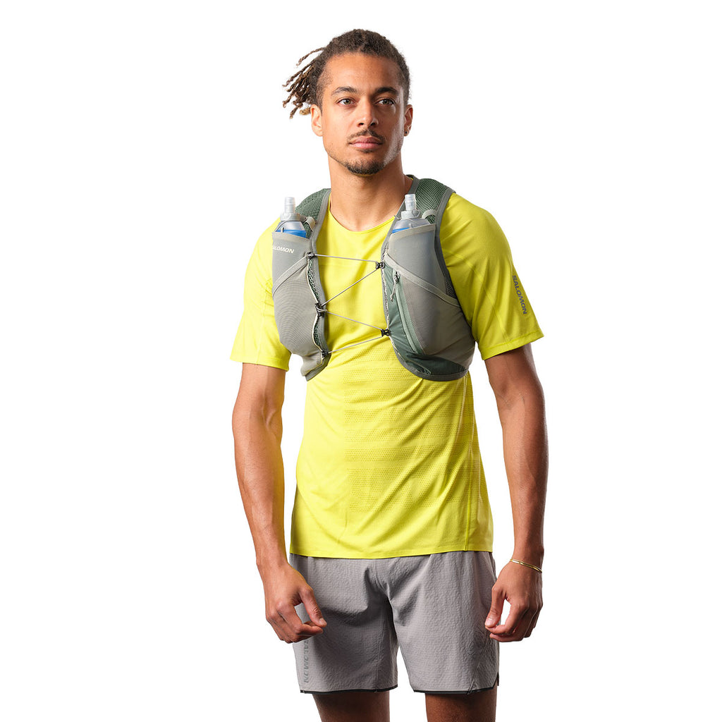 Salomon Active Skin 4 Set vest med vandflasker på en person