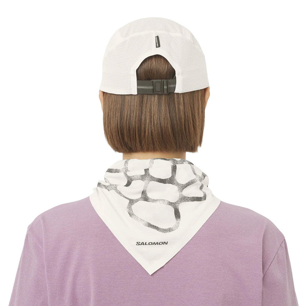 Hvid Salomon Sense Aero Cap med justerbar rem bagpå