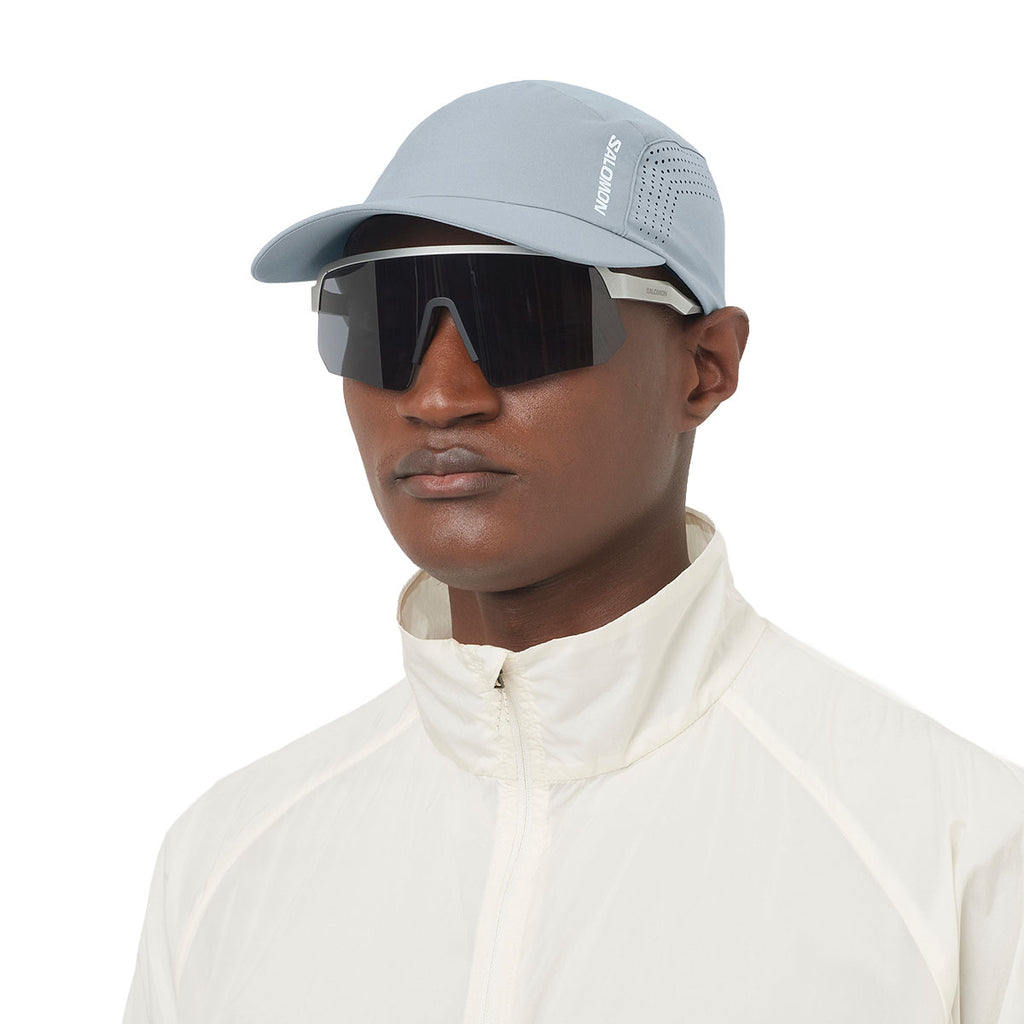 Salomon Shakeout Cap i lys blå med ventilationsdetaljer