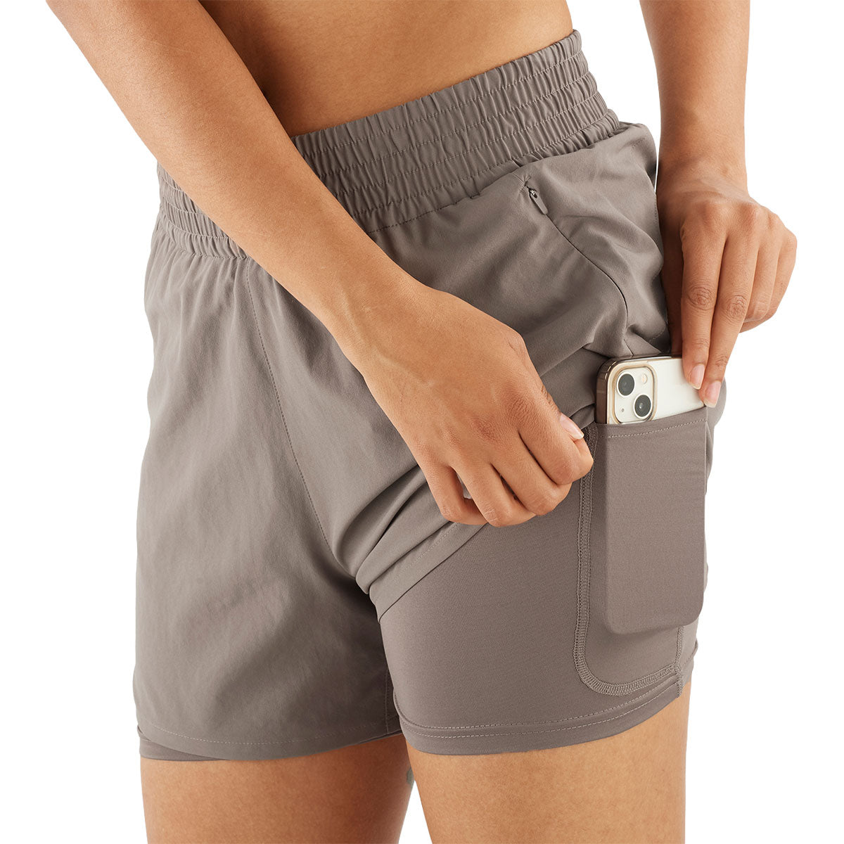 Salomon SHKout Core 2in1 shorts til damer med lomme til telefon