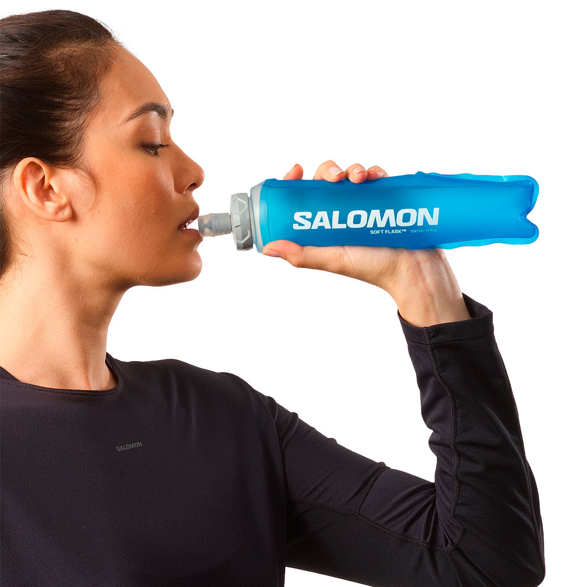 Person drikker af Salomon Soft Flask 500 ml vandflaske