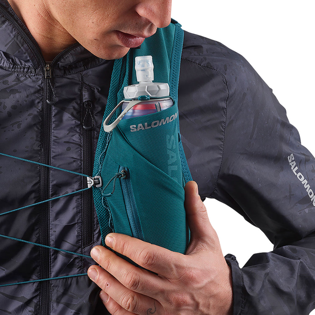 Salomon Softflask XA Filter 490 ml i hånd, bærer drikkedunk under aktivitet