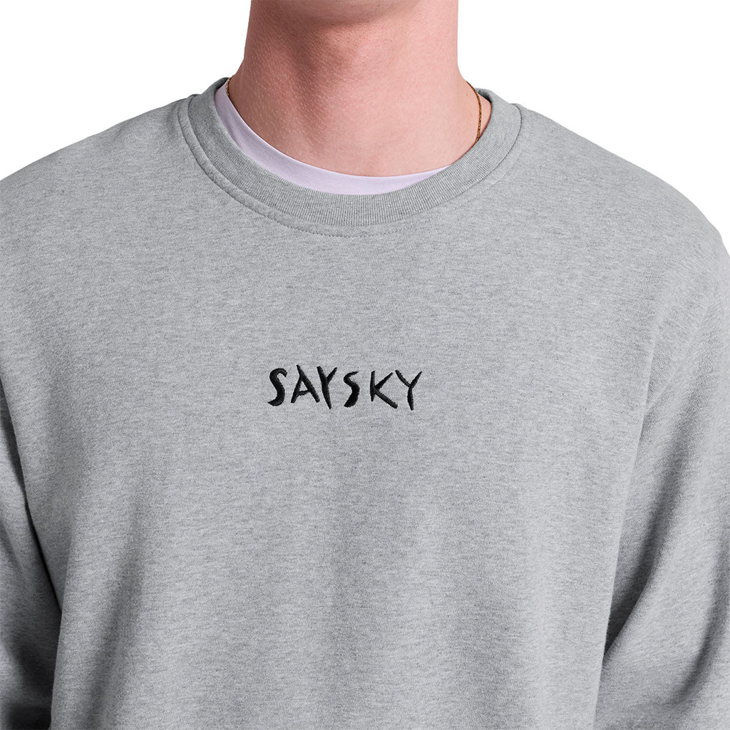 Grå crewneck trøje med Saysky logo på brystet