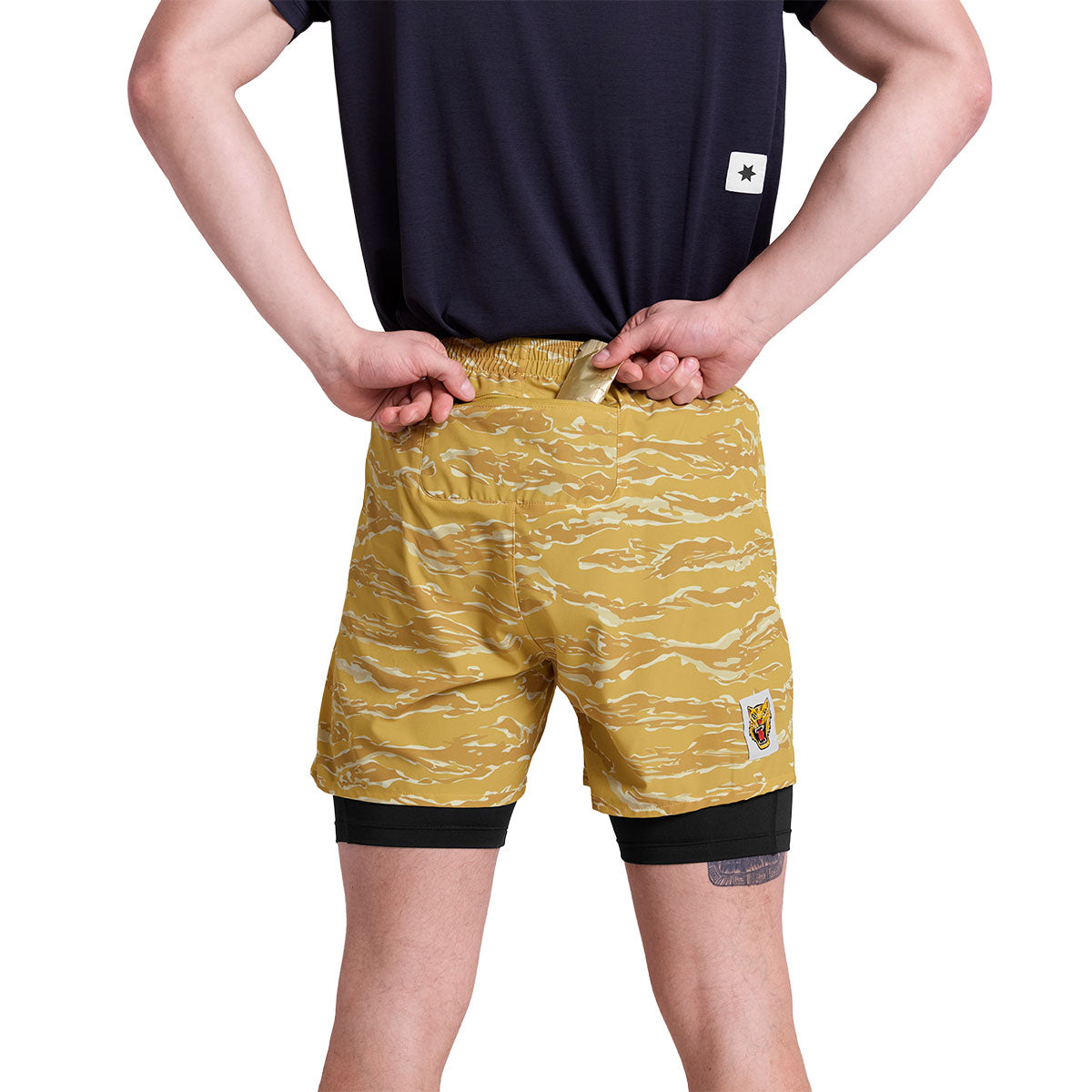 Saysky Tiger Pace 2 i 1 shorts i gul med mønster