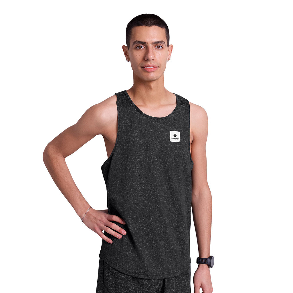 Saysky Universe Combat Singlet i sort med logo på brystet