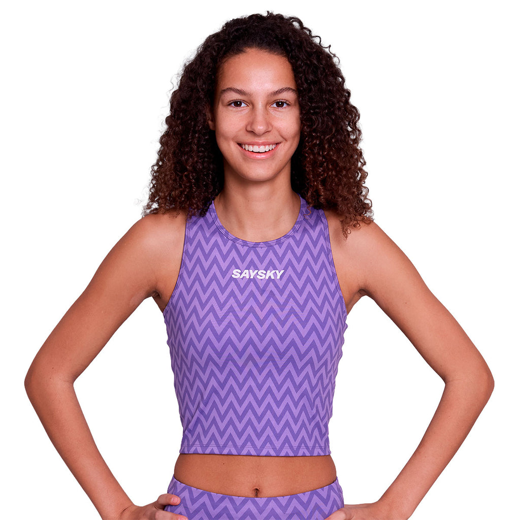 Saysky Zig Zag Combat Crop Top til damer i lilla zigzag mønster