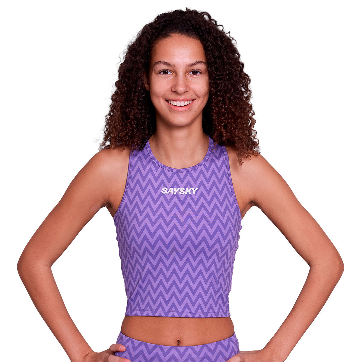 Saysky Zig Zag Combat Crop Top til damer i lilla zigzag mønster